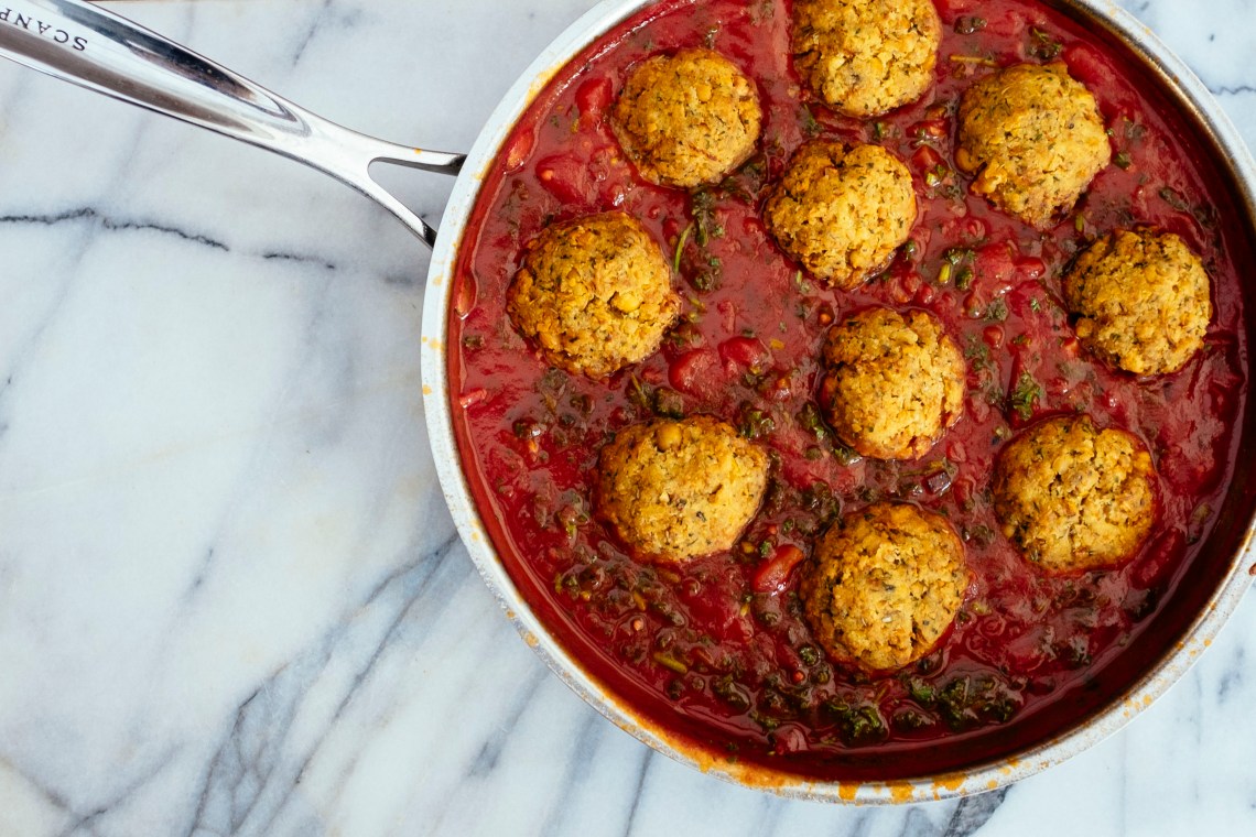 Spanish-style-vegan-meatballs-kale-mary